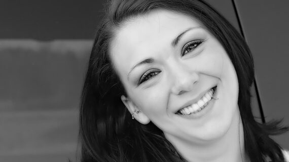 10 Heartfelt and Easy Ways to Make Someone Smile Today